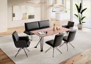 Modernes Esszimmer-Set mit rechteckigem Holztisch auf schwarzem Metallgestell, schwarzer Sitzbank und vier schwarzen Stühlen auf hellem Teppich; Perspektive: leicht erhöhte, schräge Frontansicht.