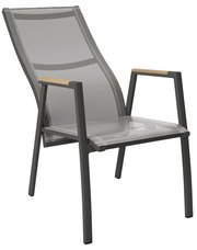 Moderner Gartensessel mit Metallrahmen und Holzarmlehnen, seitliche Perspektive