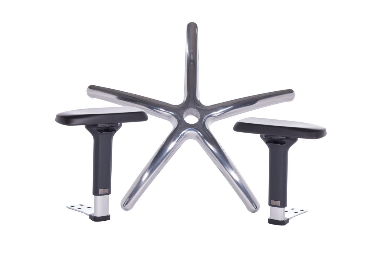 Perspektive von vorne auf die Basis und Armlehnen eines Gaming Stuhls, mit einem glänzenden Metallfuß und schwarzen Armlehnen.