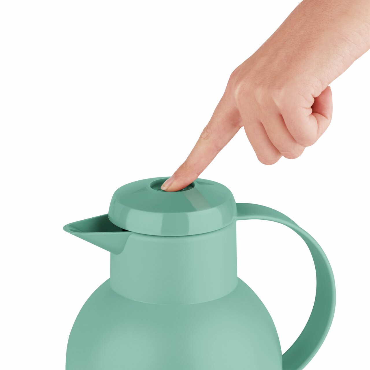 Grüne Isolierkanne der Serie SAMBA von Emsa mit einem Finger, der den Deckel von oben drückt.