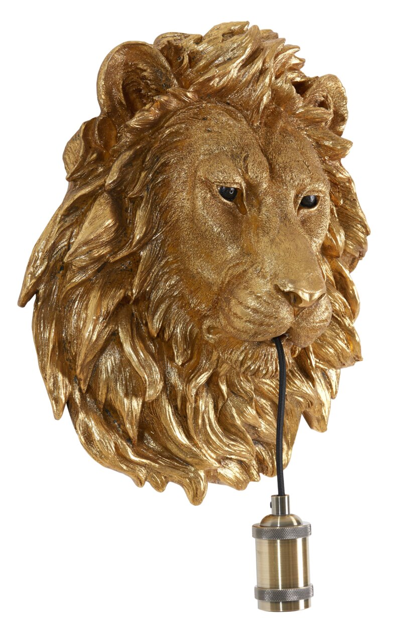 Goldene Wandleuchte in Form eines Löwenkopfes, frontal abgebildet, mit einer Lampenfassung, die aus dem Maul des Löwen herausragt.
