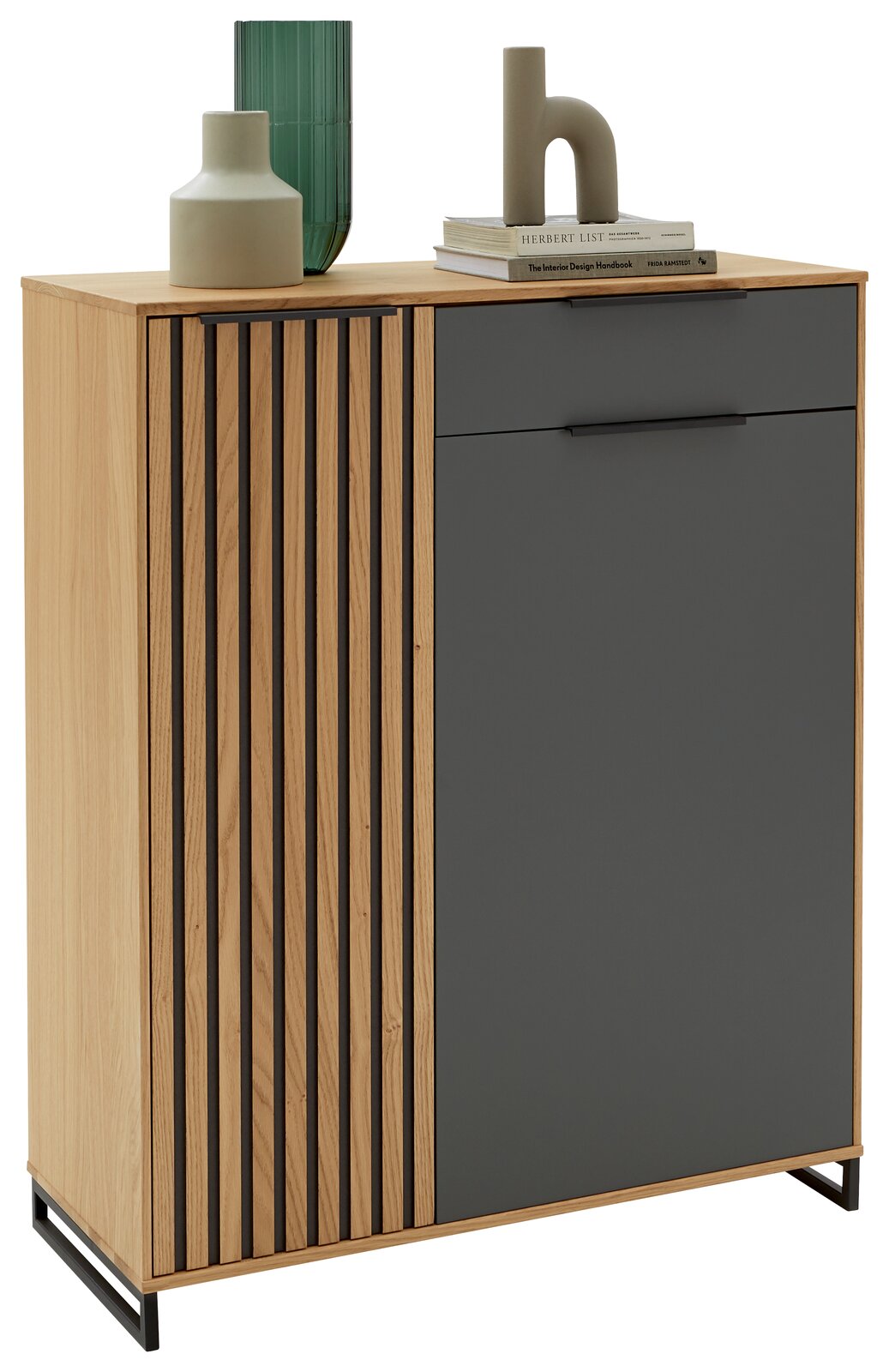 Moderner Schuhschrank aus Holz mit grauer Tür und dekorativen vertikalen Streifen, seitliche Perspektive