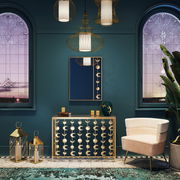 Eleganter Sessel in einem stilvollen Raum mit goldenen Akzenten, seitliche Perspektive