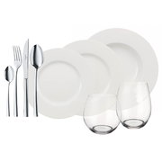 Starter-Set mit weißem Geschirr, Besteck und Gläsern, seitliche Perspektive