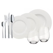 Startset met wit servies, bestek en glazen, zijaanzicht