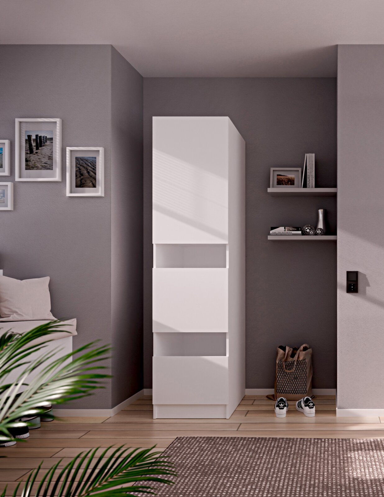 Weißer, hoher Schuhschrank mit drei Klappenfächern und zusätzlichem oberen Stauraum, freistehend an grauer Wand im Flur; Ansicht von vorn in leichter Perspektive von links.
