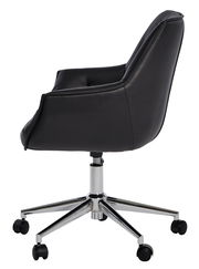 Schwarzer Bürostuhl aus seitlicher Perspektive mit verchromtem Fußkreuz und Rollen.