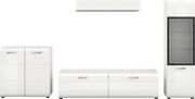 Weißes, modernes Wohnzimmermöbel-Set mit Lowboard, Hängeregal, Kommode und Vitrine mit Glastür und silbernen Griffen, frontal in leichter Schrägansicht freigestellt auf weißem Hintergrund