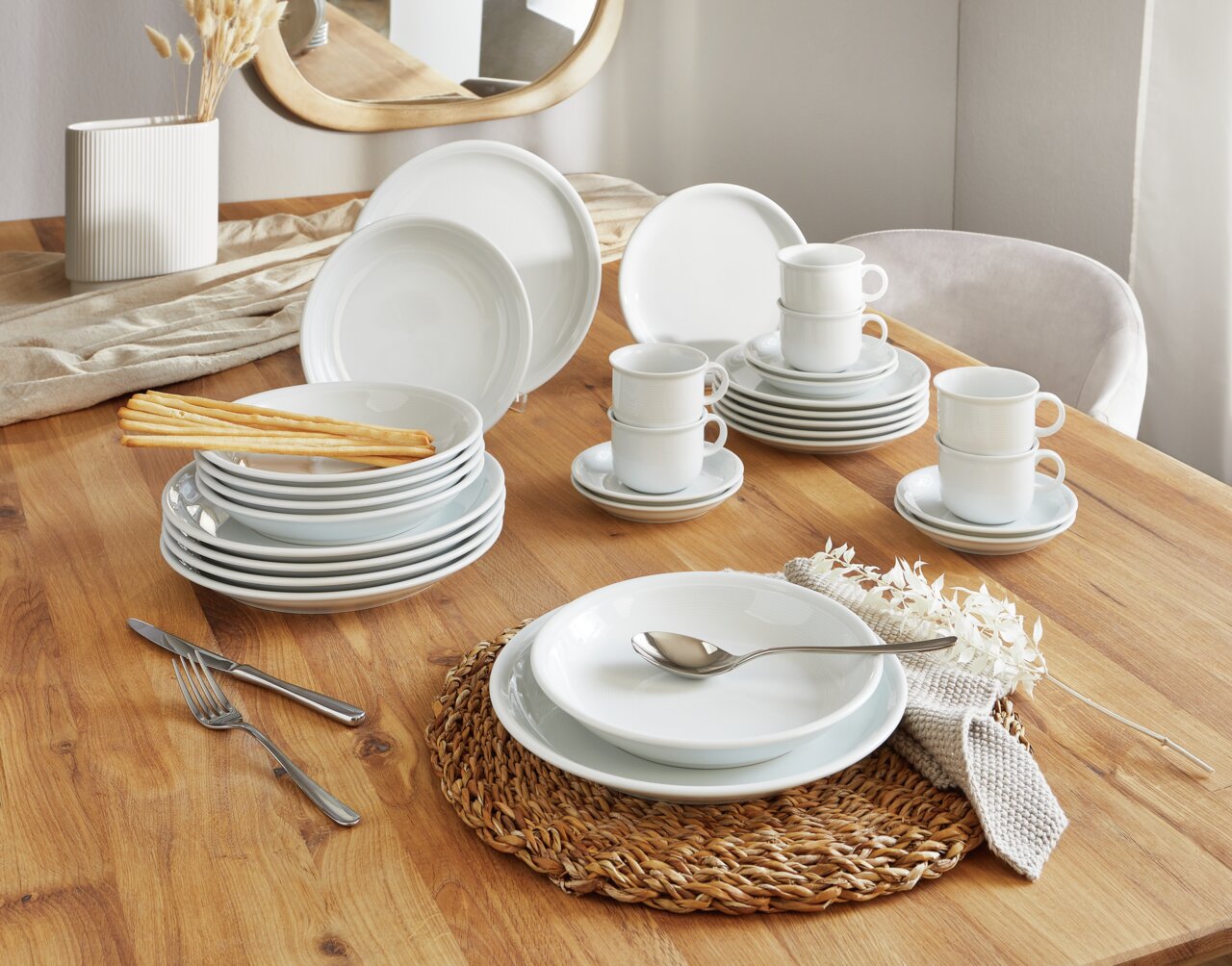 Thomas Servieset 30-delig TREND WIT Een 30-delige witte servieset op een houten tafel, bestaande uit borden, kopjes en schoteltjes, in een uitnodigende tafeldecoratie vanuit vogelperspectief.