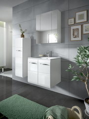 Modernes weißes Badmöbel-Set mit Waschbecken-Unterschrank, Hochschrank und Spiegelschrank an grauer Fliesenwand, aufgenommen in leichter Seitenansicht von vorne.