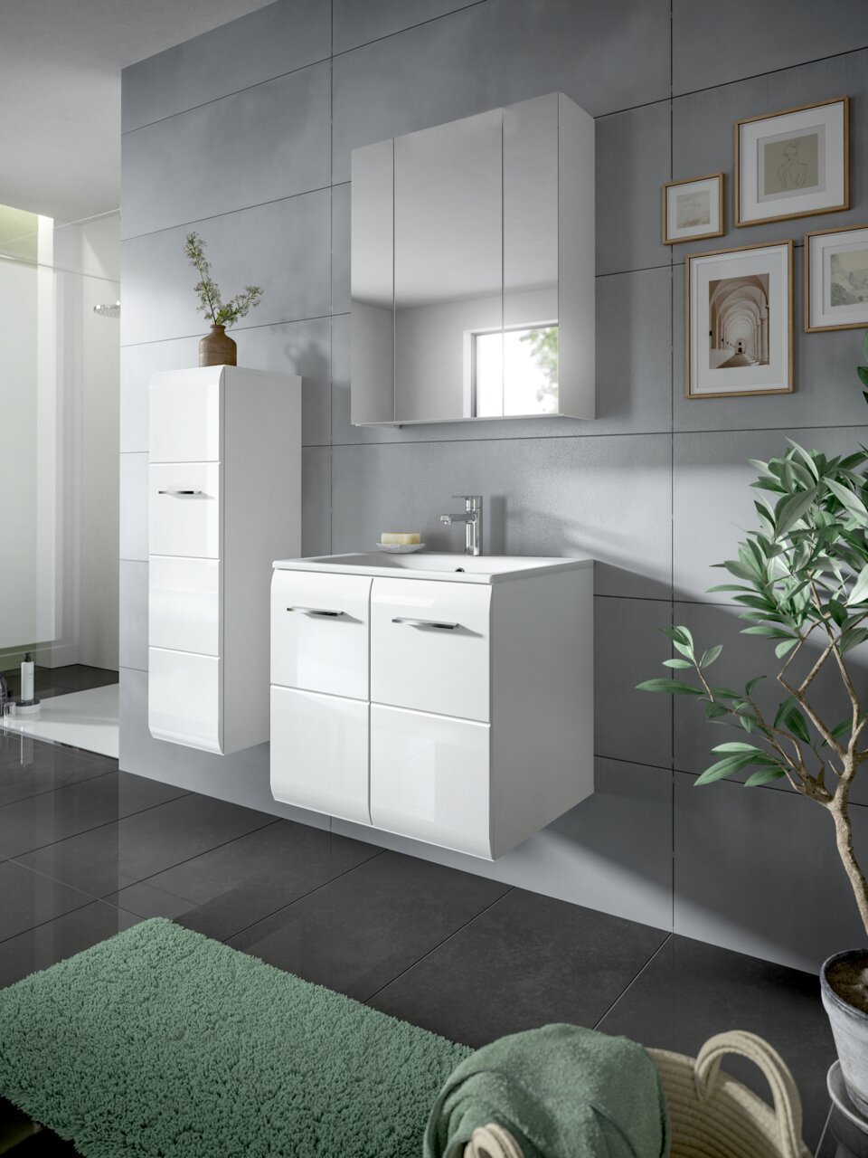Modernes weißes Badmöbel-Set mit Waschbecken-Unterschrank, Hochschrank und Spiegelschrank an grauer Fliesenwand, aufgenommen in leichter Seitenansicht von vorne.