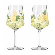 Zwei elegante Limoncellogläser mit Zitronen- und Blumenmuster, gefüllt mit Eiswürfeln und gelber Flüssigkeit, aus seitlicher Perspektive.