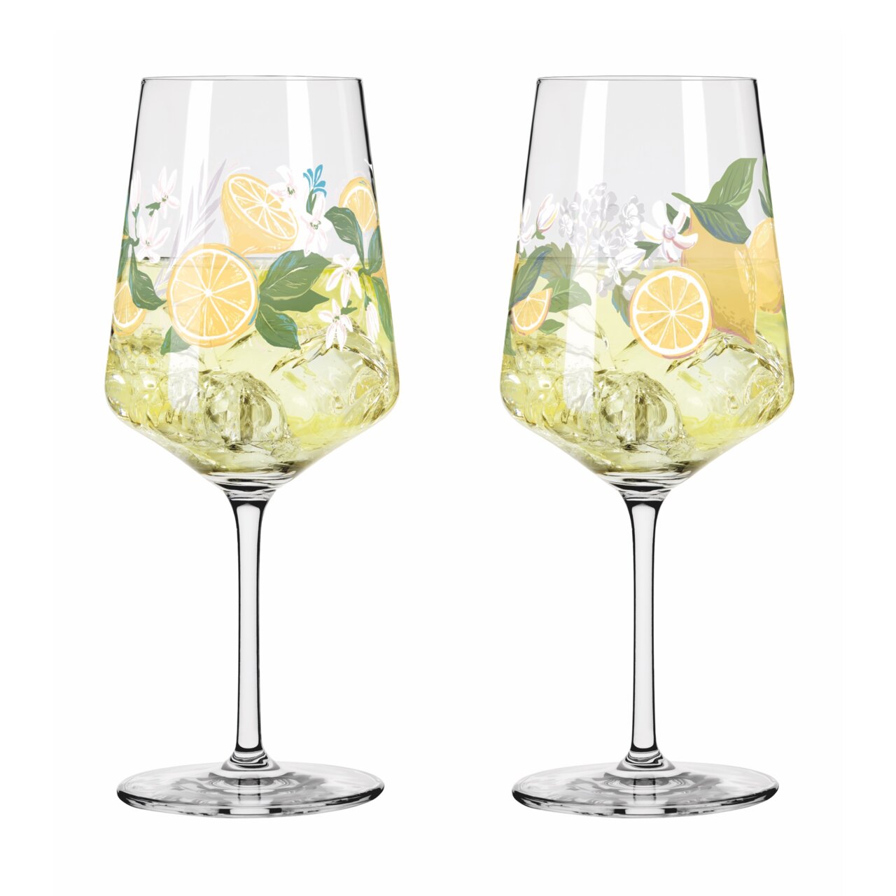 Zwei elegante Limoncellogläser mit Zitronen- und Blumenmuster, gefüllt mit Eiswürfeln und gelber Flüssigkeit, aus seitlicher Perspektive.