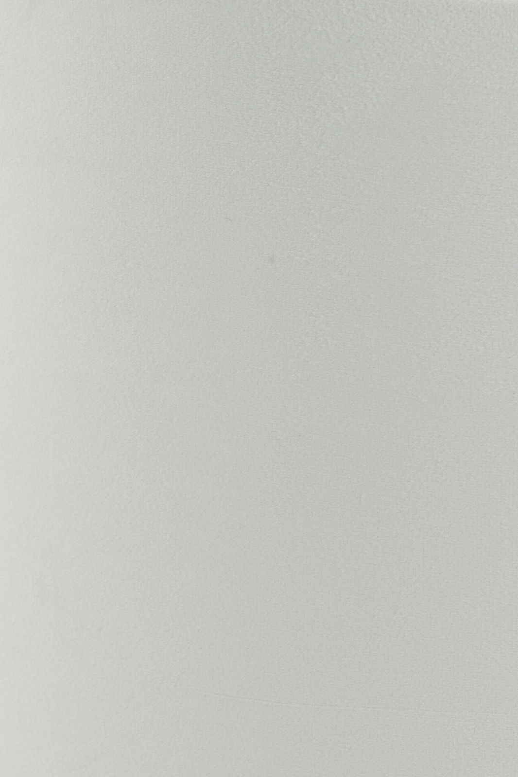 Nahaufnahme eines weißen, zylindrischen Lampenschirms mit glatter Oberfläche.