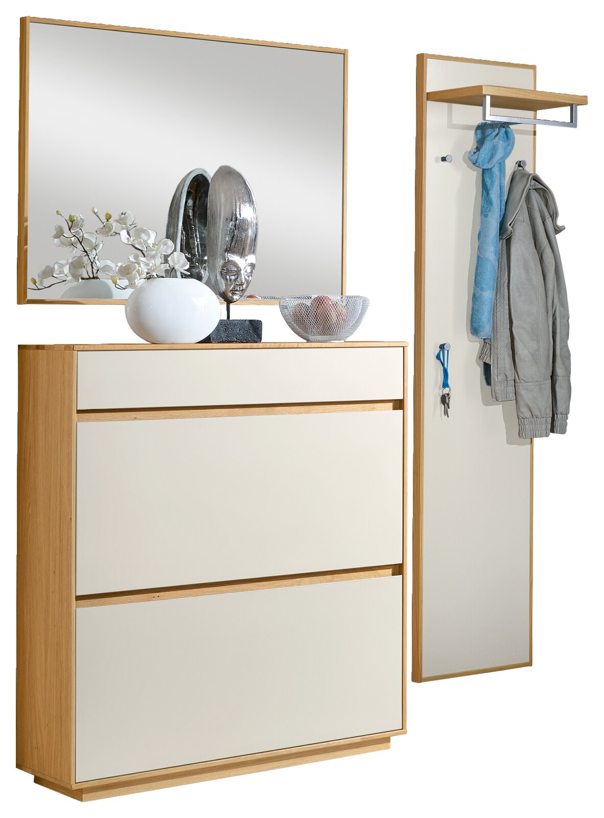 Garderoben-Set für den Flur mit Schuhschrank in Holzoptik und weißen Fronten sowie großem Wandspiegel und Garderobenpaneel mit Hutablage und Haken, Ansicht schräg von vorn