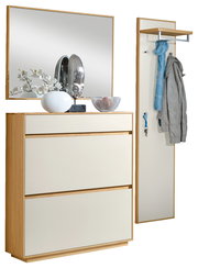 Garderoben-Set für den Flur mit Schuhschrank in Holzoptik und weißen Fronten sowie großem Wandspiegel und Garderobenpaneel mit Hutablage und Haken, Ansicht schräg von vorn
