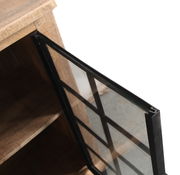 Detailansicht eines geöffneten Sideboards mit Holzstruktur und Glastür mit Metallrahmen, Perspektive von oben.