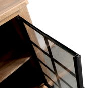 Detailansicht eines geöffneten Sideboards mit Holzstruktur und Glastür mit Metallrahmen, Perspektive von oben.