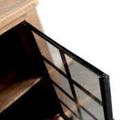 Detailansicht eines geöffneten Sideboards mit Holzstruktur und Glastür mit Metallrahmen, Perspektive von oben.