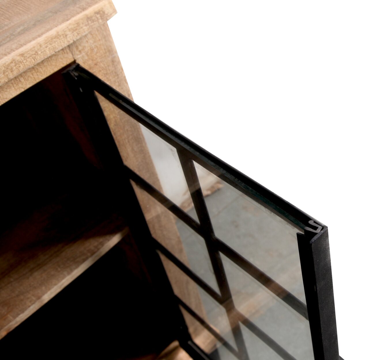 Detailweergave van een geopend dressoir met houtstructuur en glazen deur met metalen kozijn, gezien van bovenaf.