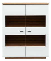 Frontansicht eines modernen Highboards mit weißen Türen und Holzdetails, zwei offenen Regalfächern und schwarzen Griffen.