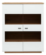 Frontansicht eines modernen Highboards mit weißen Türen und Holzdetails, zwei offenen Regalfächern und schwarzen Griffen.