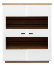Frontansicht eines modernen Highboards mit weißen Türen und Holzdetails, zwei offenen Regalfächern und schwarzen Griffen.