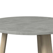 Runder Loungetisch mit grauer Tischplatte und Holzbeinen, seitliche Perspektive