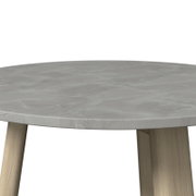 Runder Loungetisch mit grauer Tischplatte und Holzbeinen, seitliche Perspektive