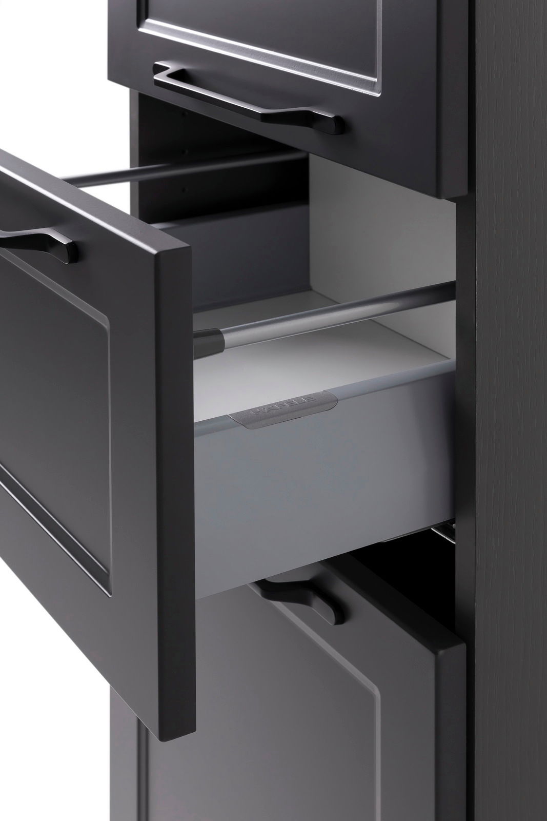 Nahaufnahme eines geöffneten schwarzen Midischranks mit Schubladen, seitliche Perspektive