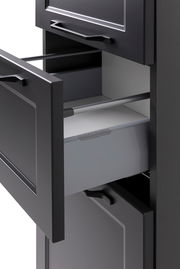 Nahaufnahme eines geöffneten schwarzen Midischranks mit Schubladen, seitliche Perspektive