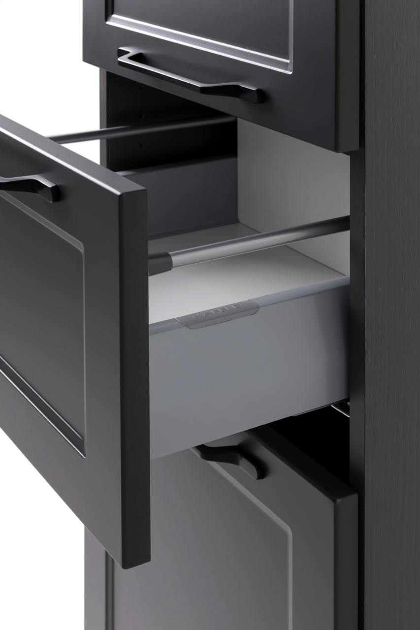 Nahaufnahme eines geöffneten schwarzen Midischranks mit Schubladen, seitliche Perspektive