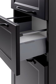 Nahaufnahme eines geöffneten schwarzen Midischranks mit Schubladen, seitliche Perspektive