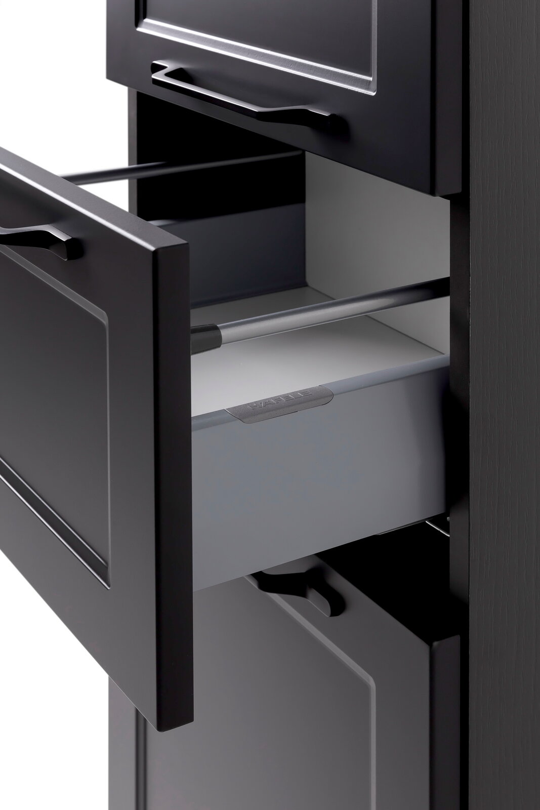 Nahaufnahme eines geöffneten schwarzen Midischranks mit Schubladen, seitliche Perspektive