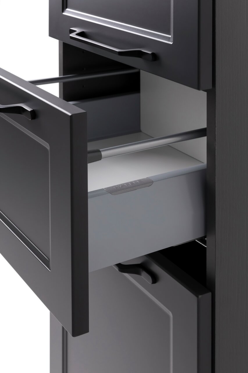 Nahaufnahme eines geöffneten schwarzen Midischranks mit Schubladen, seitliche Perspektive