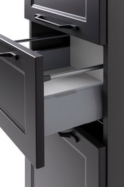 Nahaufnahme eines geöffneten schwarzen Midischranks mit Schubladen, seitliche Perspektive