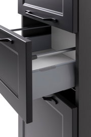 Nahaufnahme eines geöffneten schwarzen Midischranks mit Schubladen, seitliche Perspektive