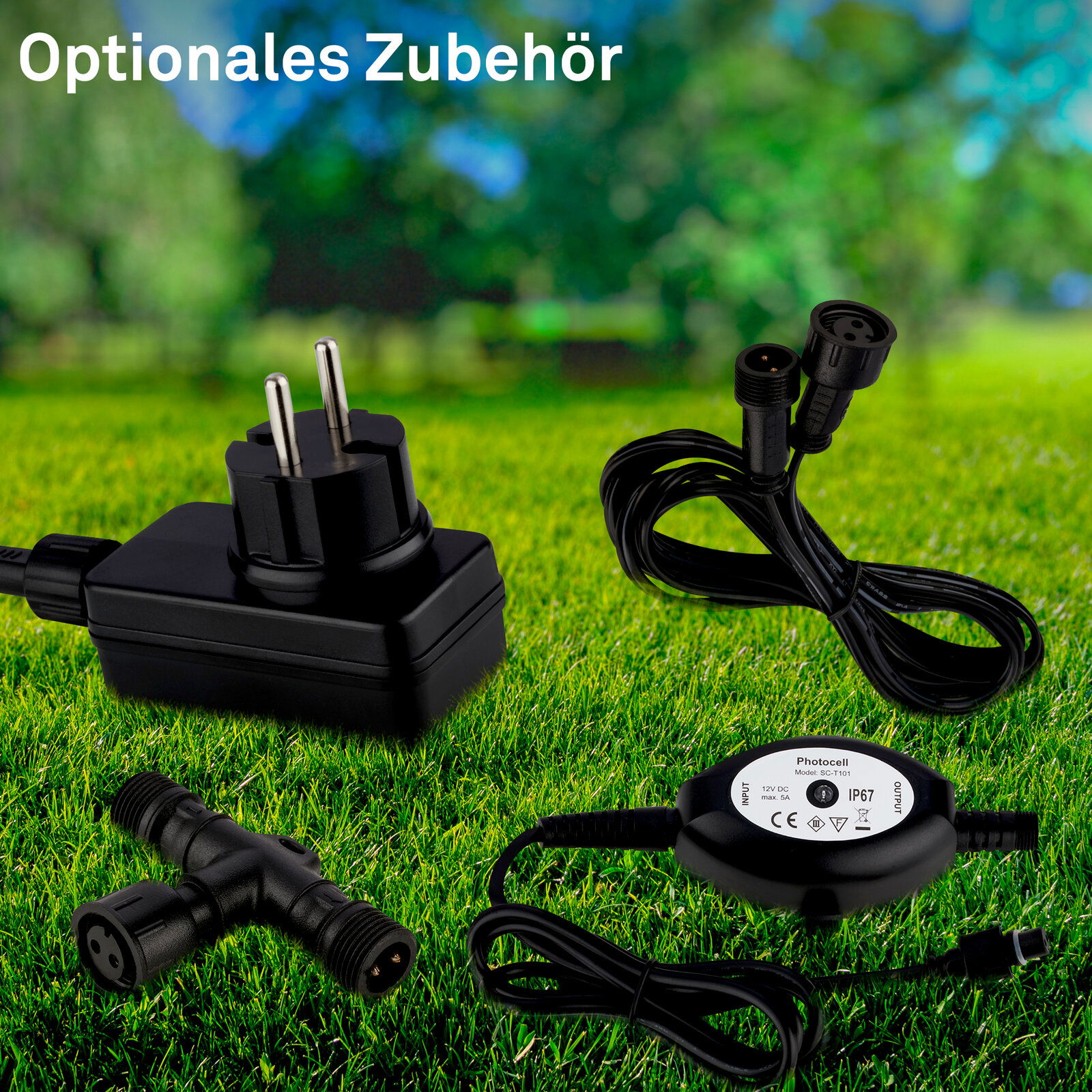 Optionale Zubehörteile für den Außenbereich, darunter ein Netzteil, Kabel und ein T-Stück, auf einer Wiese präsentiert. Perspektive von oben.