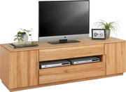 TV-Lowboard aus Holz mit Fernseher, Pflanzen und Büchern, frontale Perspektive