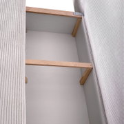 Blick von unten auf eine Konstruktion mit Holzbalken und strukturierten Wänden.