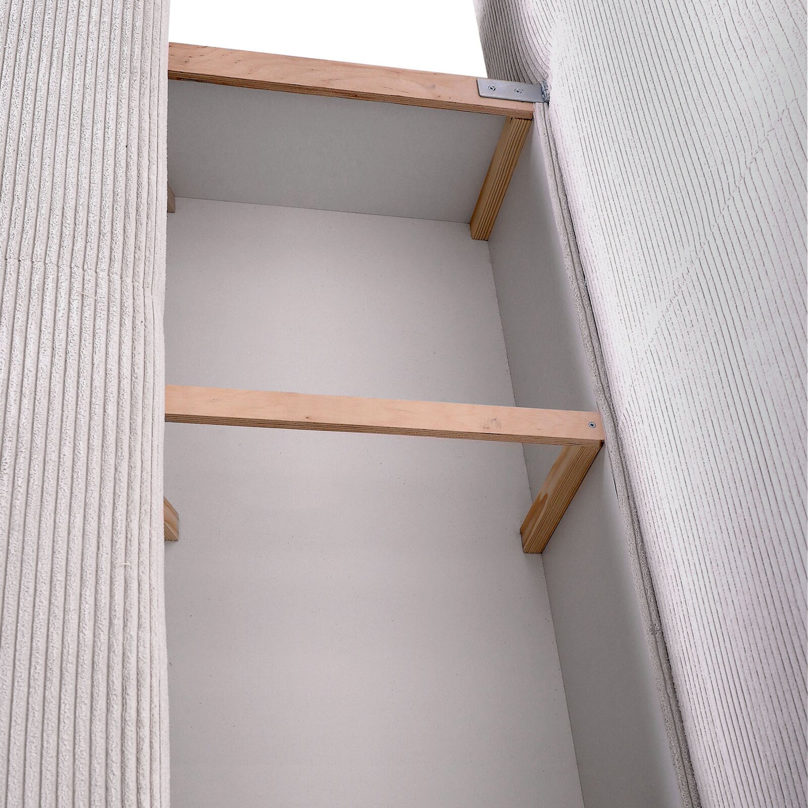 Blick von unten auf eine Konstruktion mit Holzbalken und strukturierten Wänden.