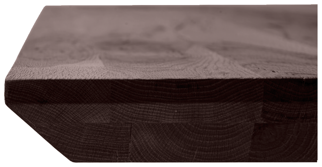 Nahaufnahme einer Tischplatte aus Holz mit sichtbarer Maserung und abgeschrägter Kante, seitliche Perspektive.