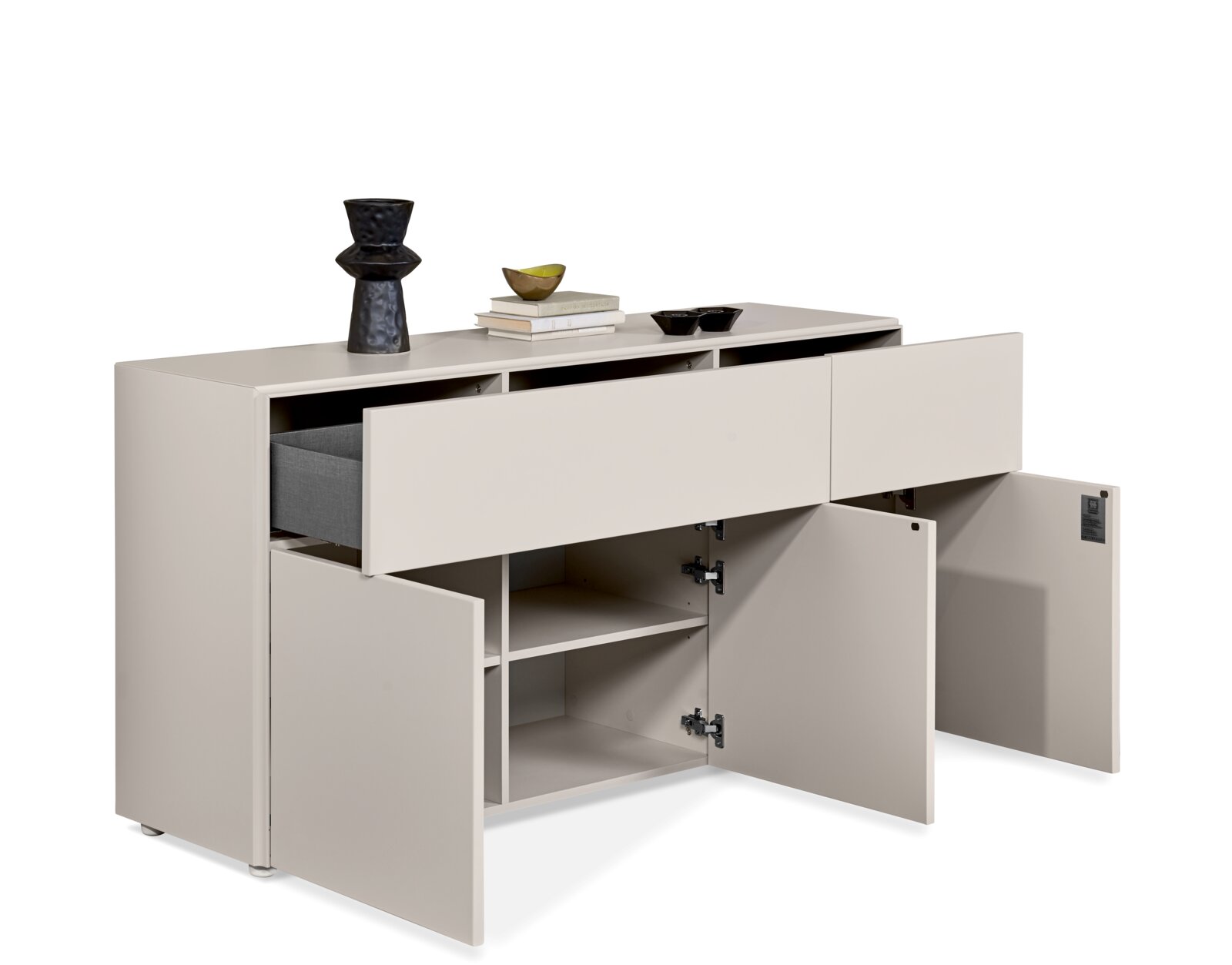Modernes Sideboard in hellem Beige mit grifflosen Fronten, mehreren geöffneten Türen und Schubladen sowie geräumigen Ablagefächern, aus schräger Vorderansicht gezeigt.