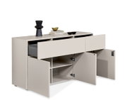Modernes Sideboard in hellem Beige mit grifflosen Fronten, mehreren geöffneten Türen und Schubladen sowie geräumigen Ablagefächern, aus schräger Vorderansicht gezeigt.