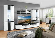Moderne Wandkombination in einem Wohnzimmer, bestehend aus weißen und schwarzen Schränken mit Glasfronten, einem großen Fernseher in der Mitte und dekorativen Elementen. Perspektive von vorne.