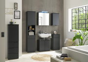 Modernes Badezimmer mit einem schwarzen Highboard, das links im Bild steht. Das Highboard hat eine schlichte, elegante Optik und bietet viel Stauraum. Die Perspektive zeigt das Highboard von vorne in einem stilvoll eingerichteten Badezimmer.