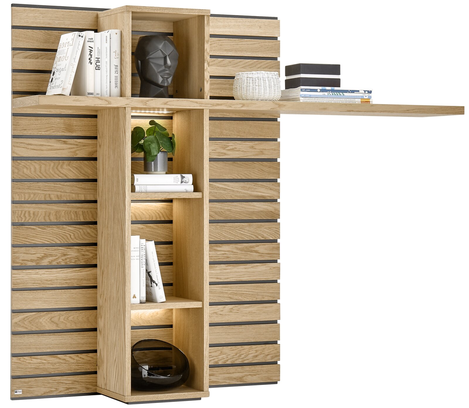 Modernes Wandregal aus hellem Holz mit horizontalen Lamellen und integriertem offenen Fach mit LED-Beleuchtung, dekoriert mit Büchern und Accessoires, Frontansicht in leichter Schrägperspektive von links