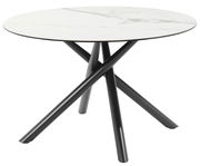 Runder Esstisch mit weißer Marmoroptik-Tischplatte und schwarzen, überkreuzten Metallbeinen, seitliche Perspektive