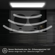 Rechteckige LED-Deckenleuchte mit Bewegungssensor, montiert an der Decke eines modernen Badezimmers. Perspektive von unten, zeigt die Sensorreichweite von 3 Metern und einen Erfassungswinkel von 120 Grad.