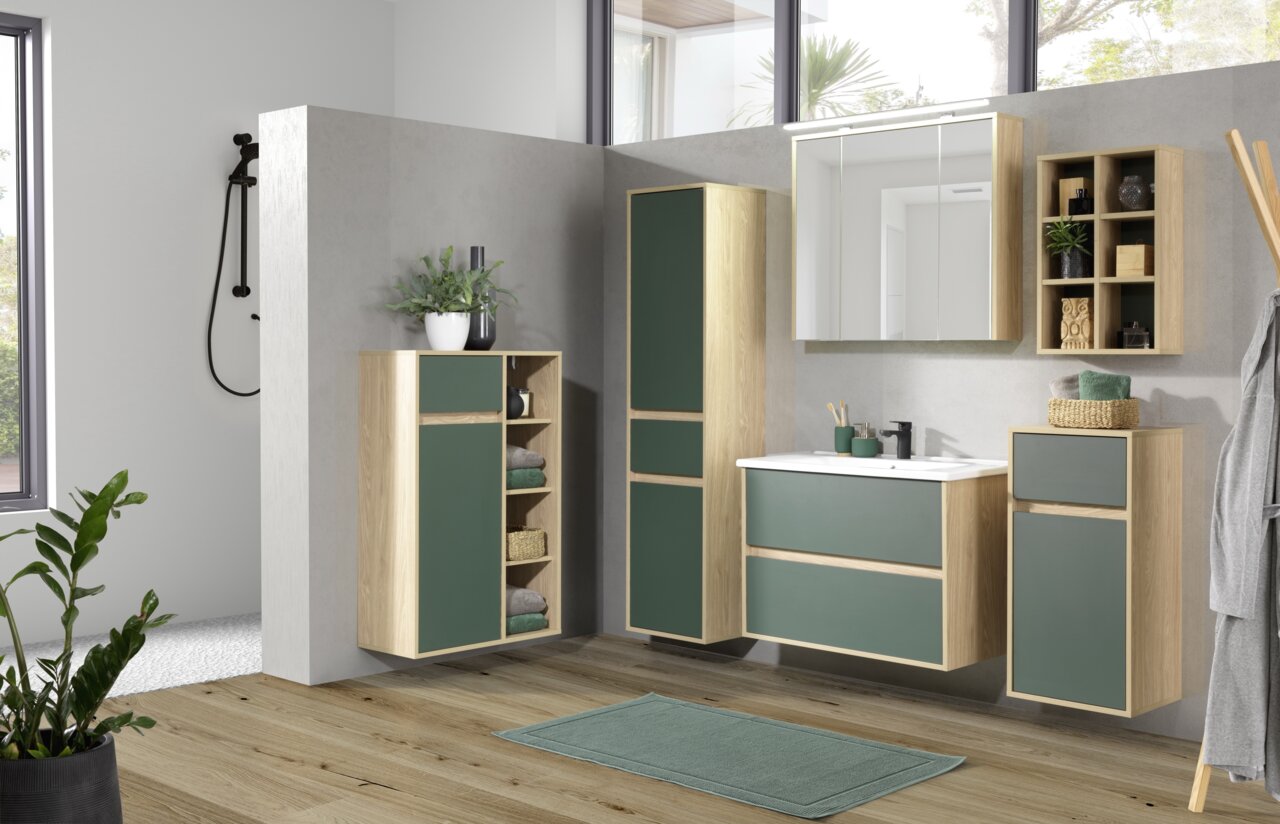 Modernes Badezimmer mit hängenden Regalen und Schränken in Holzoptik und grünen Fronten, seitliche Perspektive.